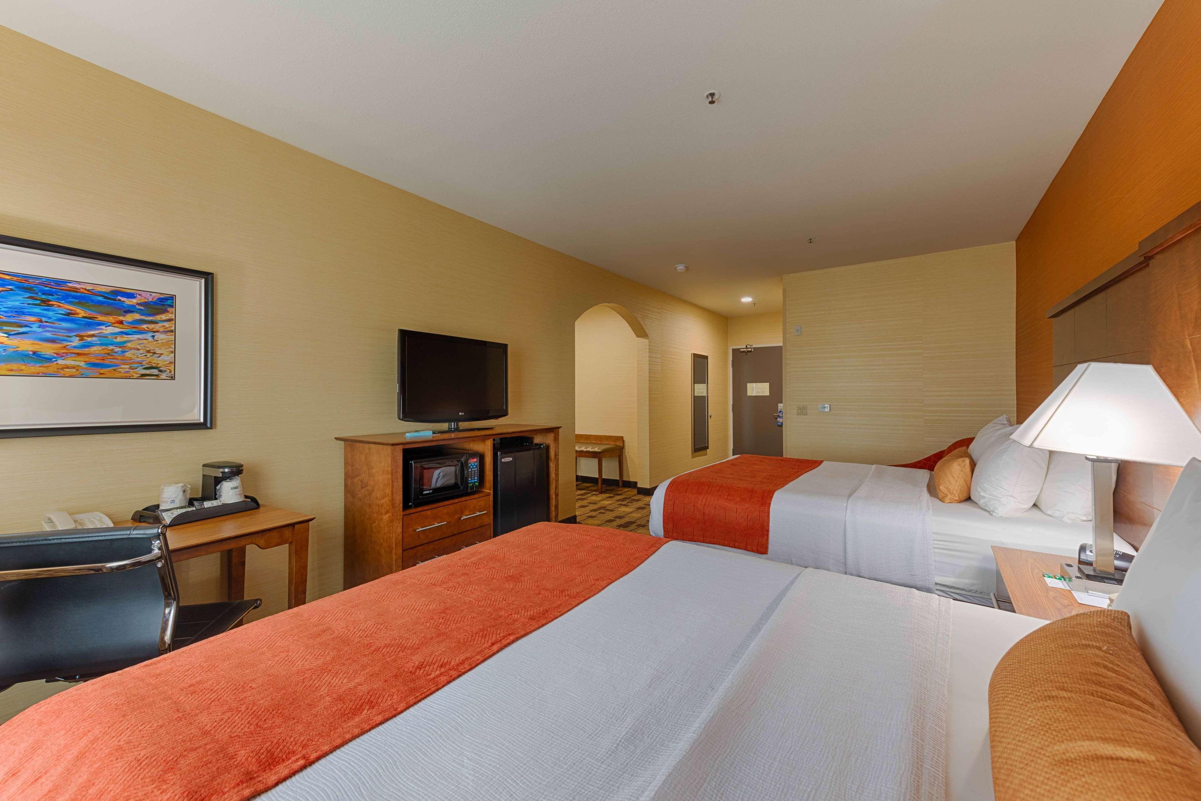Best Western Plus Delta Inn & Suites Oakley Zewnętrze zdjęcie