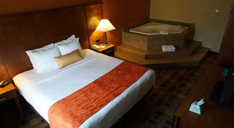 Best Western Plus Delta Inn & Suites Oakley Zewnętrze zdjęcie